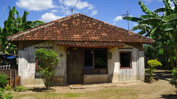 Yogyakarta, Endonezya - 30 Temmuz 2016: Köydeki eski kır evi, Endonezya 'da yaşayan kırsal bölge, tipik eski Endonezya mimarisi, güneşli yaz havası, seyahat kavramı, yerel yaşam tarzı