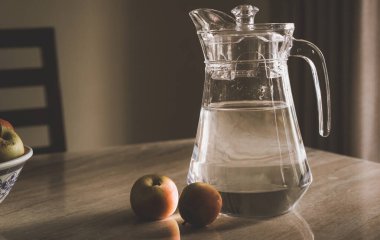 Masada organik küçük elmalar ve bir kavanoz su, sağlıklı beslenme alışkanlıkları, vejetaryen yaşam tarzı