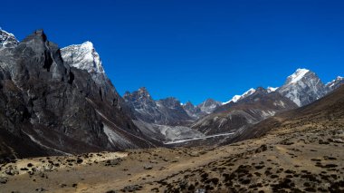 Kışın dağları kaplayan kar, Solokhumbu bölgesi, Nepal 'deki Dingboche manzarası, Everest Ana Kampı yürüyüşü, Himalayalar 