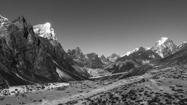 Kışın dağları kaplayan kar, Solokhumbu bölgesi, Nepal 'deki Dingboche manzarası, Everest Ana Kampı yürüyüşü, Himalayalar 