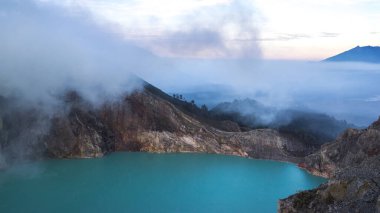 Kawah Ijien volkanı. Güzel zehirli sülfür gölü, Doğu Java Endonezya. Dağlarda puslu gün doğumu