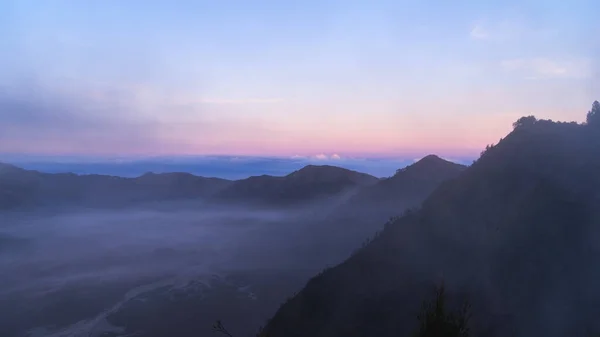 Hermoso Amanecer Bromo Gurung Indonesia Rosa Azul Púrpura Atardecer Niebla — Foto de Stock