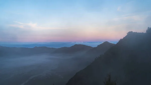 Prachtige Zonsopgang Bromo Gurung Indonesië Roze Blauwe Paarse Schemering Ochtendlicht — Stockfoto