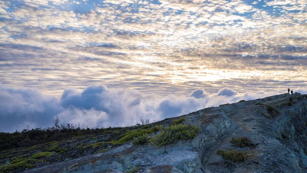 Vacker Himmel Med Moln Morgonen Två Vandrare Toppen Kullen Äventyrsresor — Stockfoto