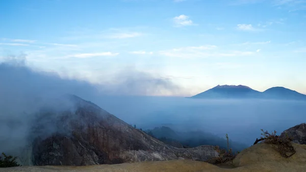 Vackert Landskap Kawah Ijien Vulkan Östra Java Indonesien Dimmig Morgon — Stockfoto