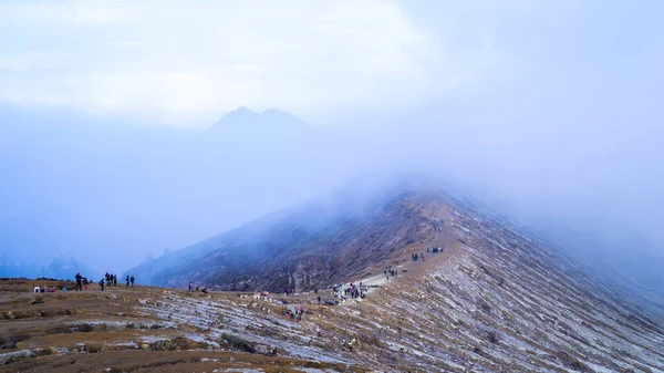 Mountain Landscape Fog Group People Walking Mountains Way Kawah Ijien — Stock Photo, Image