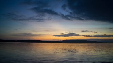 Denizin üzerinde güzel dramatik gün batımı. Okyanusta bir akşam. Özgürlük, barış ve meditasyon kavramı. Yumuşak odak