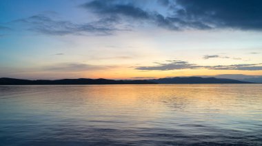 Denizin üzerinde güzel dramatik gün batımı. Okyanusta bir akşam. Özgürlük, barış ve meditasyon kavramı. Yumuşak odak