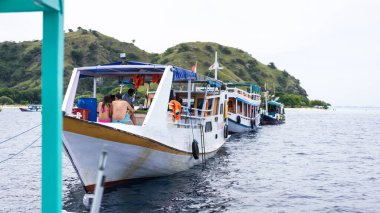 Labuan Bajo, Endonezya - 7 Ağustos 2016: Endonezya 'da turist yavaş botu. Bali, Lombok ve Flores 'te şnorkelle yüzme ve dalış turları. Macera yolculuğu konsepti. Yumuşak odak