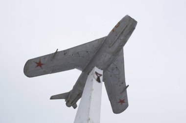 Evpatoria, Crimea - 1 Mart 2018: Bir Mig-17 jet avcı uçağı kar yağışı Evpatoria şehir içinde bir kış, bulutlu gökyüzü arka planı şeklinde anıt