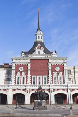 Moskova, Rusya - 3 Mart 2018: İmparatorluk kule Kazansky Tren İstasyonu ve Moskova'da Rus Demiryolları anıt yaratıcıları