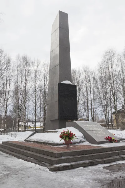 Monumento aos Guerreiros-Velchanam que morreram nas batalhas com os invasores fascistas alemães durante a Segunda Guerra Mundial na cidade de Velsk — Fotografia de Stock