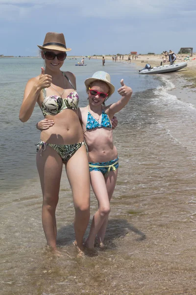 快乐的姐妹在克里米亚的海边度假愉快 — 图库照片