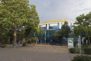 Evpatoria, Crimea - 29 Haziran 2018: Evpatoria Dolphinarium, Crimea binanın