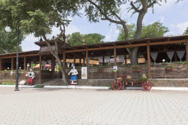 Evpatoria, Crimea - 29 Haziran 2018: Resort kasaba Evpatoria, Crimea Gorki setin üzerine Khutorok Restoran