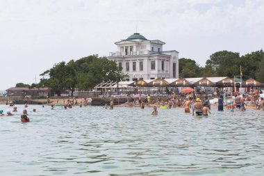 Evpatoria, Crimea - 29 Haziran 2018: Görünümü Drc beach Evpatoria, Crimea denizde gelen Smaragdovy ve Terentiev kulübemde