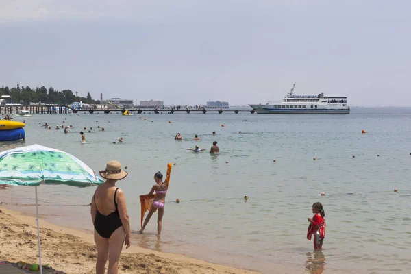 Evpatoria Kırım Haziran 2018 Motorlu Gemi Yanina Rıhtımında Resort Şehir — Stok fotoğraf