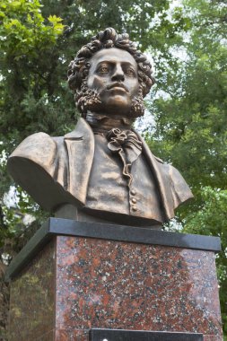 Evpatoria, Crimea - 29 Haziran 2018: Dmitriy Puşkin Evpatoria, Crimea Merkezi Şehir Kütüphanesi'nde büstü