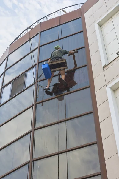 Evpatoria, Crimea - 29 Haziran 2018: Endüstriyel dağcı windows bir ofis binası yıkar