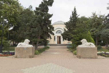 Puşkin kütüphanede resort kasaba Evpatoria, Crimea bahçesindeki aslanları heykelleri