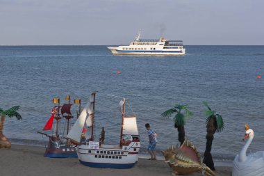 Evpatoria, Crimea - 30 Haziran 2018: Manzara manzara fotoğraf çekimi ve gemi Evpatoria, Crimea Yanina karşı yüzen ile merkezi Beach