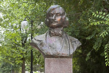 Evpatoria, Crimea - 30 Haziran 2018: Nikolay Vasilyeviç Gogol Crimea Evpatoria şehir büstü
