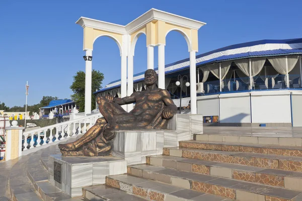 Evpatoria Crimea Junio 2018 Escultura Reposo Hércules Banquillo Gorki Ciudad —  Fotos de Stock