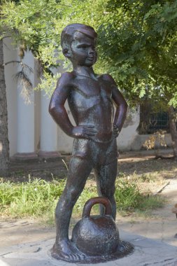 Evpatoria, Crimea - 30 Haziran 2018: Evpatoria, Crimea Gorki setin ağırlık heykel çocukla