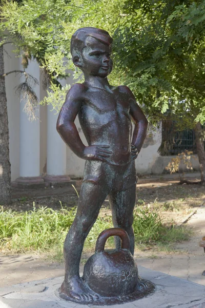 Evpatoria Crimea Juni 2018 Sculpture Jongen Met Gewichten Aan Kade — Stockfoto