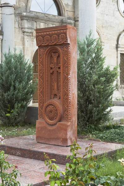 Khachkar 在克里米亚 Evpatoria Surb Nikogayos 亚美尼亚教堂附近 — 图库照片