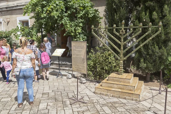 Evpatoria Crimeia Julho 2018 Turistas Entrada Sinagoga Egiya Kapai Cidade — Fotografia de Stock