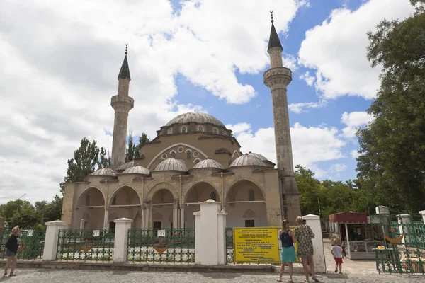 Evpatoria クリミア半島でジュマ ハーン ジャミ モスクで Evpatoria クリミア 2018 観光客 — ストック写真