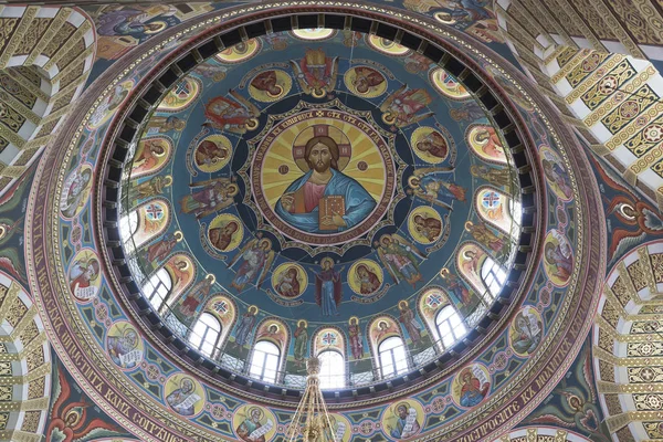 Bemalung der Kuppel von innen in der Kirche des Heiligen Nikolaus des Wundertäters in der Stadt Evpatoria — Stockfoto
