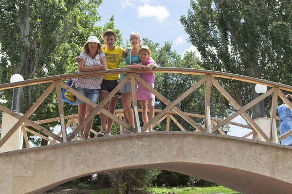 Glückliche Familie Steht Auf Einer Fußgängerbrücke Karajew Garten Benannt Nach — Stockfoto