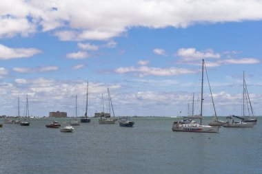 Evpatoria, Crimea - 1 Temmuz 2018: Evpatoria Yacht Club resort kasaba Evpatoria, Crimea deniz bağlantı noktasında işlem