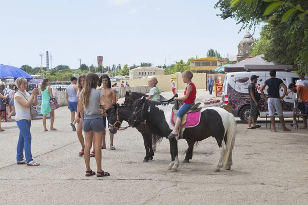 Evpatoria Crimea Juli 2018 Moeder Neemt Foto Van Kinderen Rijden — Stockfoto