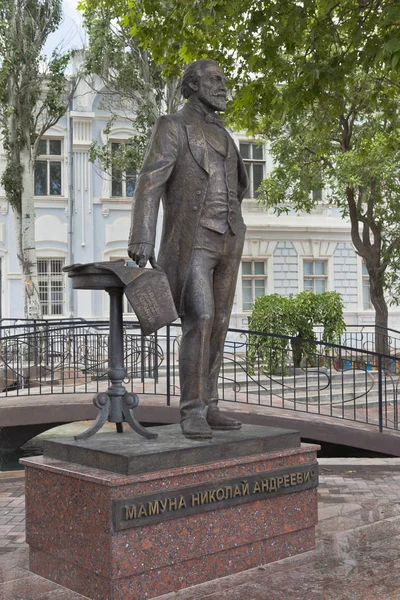 Monumento a Mamun Nikolai Andreevich perto da Praça dos Marinheiros na cidade de recurso de Evpatoria, Crimeia — Fotografia de Stock