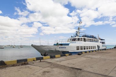 Evpatoria, Crimea - 1 Temmuz 2018: Resort şehir Evpatoria, Crimea seaport adlı gemi Yanina yatak
