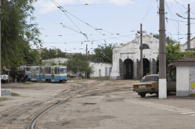 Evpatoria, Crimea - 1 Temmuz 2018: Crimea Evpatoria şehir Belinsky sokakta tramvay depo