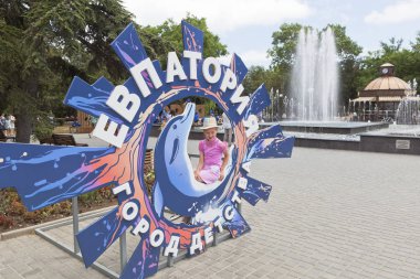 Evpatoria, Crimea - 1 Temmuz 2018: Bir kız fotoğrafı nesne Evpatoria resort kasaba Evpatoria, Crimea Lenin bahçede çocukluk şehirde sanatıdır
