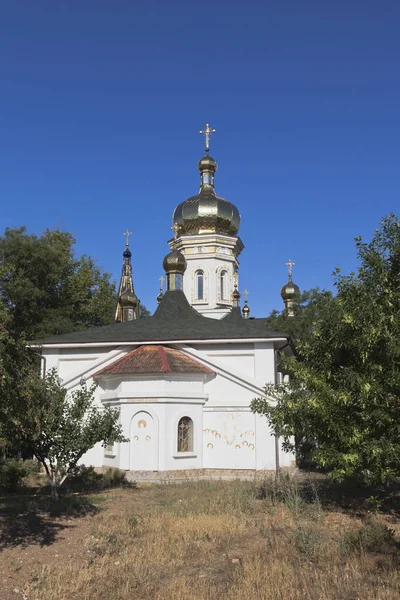 Iglesia de la Natividad de Juan Bautista en el pueblo de Uyutnoye, distrito de Saksky, Evpatoria — Foto de Stock