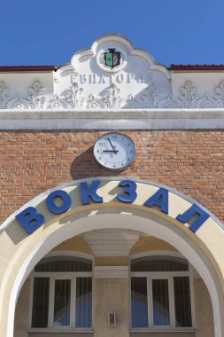 Evpatoria, Crimea - 2 Temmuz 2018: Parçası Tren İstasyonu şehir Evpatoria, Crimea, cephe