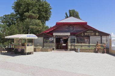 Evpatoria, Crimea - 2 Temmuz 2018: Deniz ürünleri restoran Taverna fırkateyn resort kasaba Evpatoria, Crimea Gorki dolgu üzerinde
