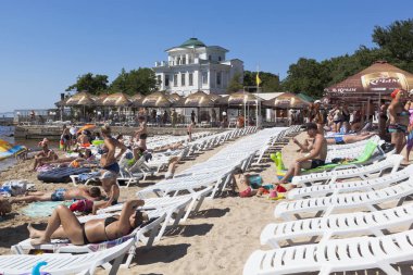 Evpatoria, Crimea - 3 Temmuz 2018: Resort kasaba Evpatoria, Crimea central şehri plajında şezlong satırlar