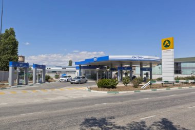 Evpatoria, Crimea - 3 Temmuz 2018: 2. Muhafız Ordusu Crimea Evpatoria şehir içinde sokakta Tamam-tan benzin istasyonu