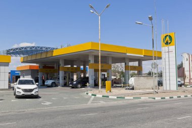 Evpatoria, Crimea - 3 Temmuz 2018: Atan şirket benzin istasyonu 2 Muhafız Ordusu Crimea Evpatoria şehir içinde sokak