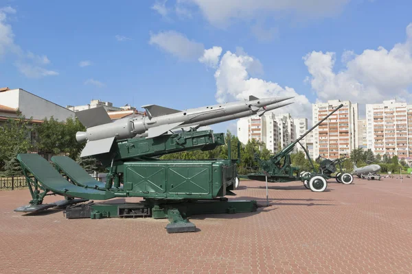 Зенитная ракетная система С-125 "Печора" на территории мемориального комплекса "Красный холм" в городе Евпатория, Крым — стоковое фото