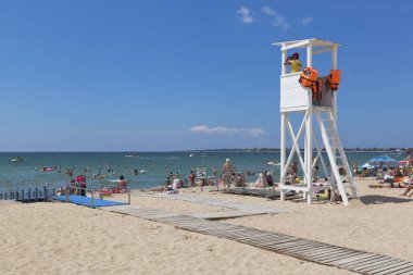 Evpatoria, Crimea - 4 Temmuz 2018: Rampa varış Engelli insanlar denize ve kurtarma Kulesi Rodnichok Beach resort kasaba Evpatoria, Crimea için