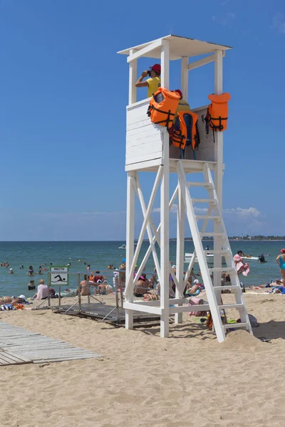 Evpatoria Crimeia Julho 2018 Socorrista Observa Através Binóculos Uma Torre — Fotografia de Stock