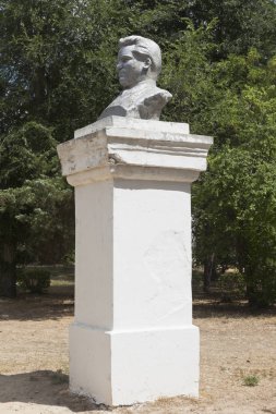 Evpatoria, Crimea - 4 Temmuz 2018: Büstü, Sergey Kirov Evpatoria şehir, Crimea Kirov karesiyle bir kamu bahçe